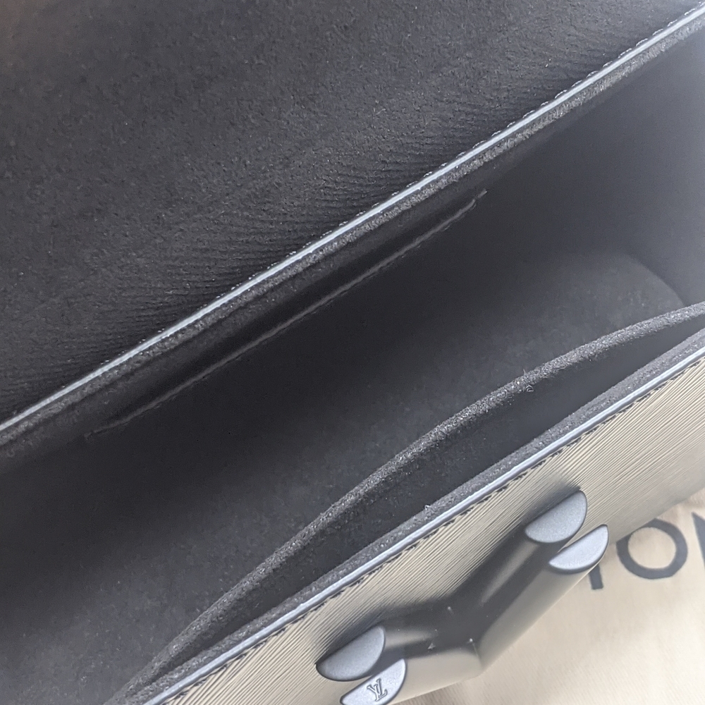 🚨Sale 🦄🎉HP🎉Louis Vuitton All Matte Black Twist MM Shoulder bag💕Rare! - Picture 6 of 16